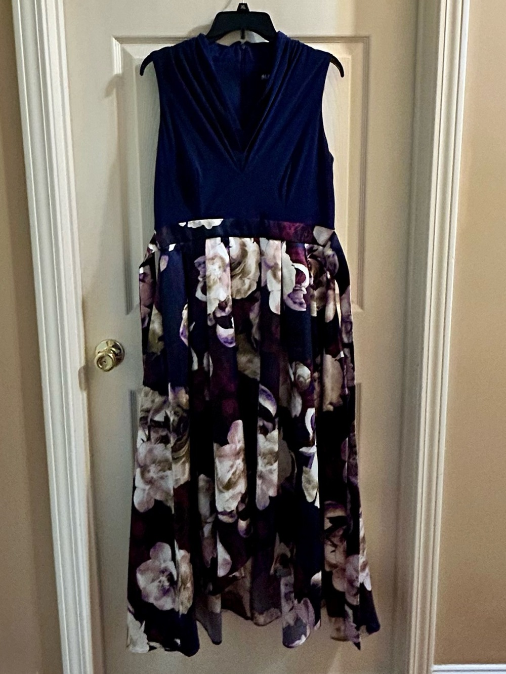 Elegant Navy Floral V-Neck Maxi Dress